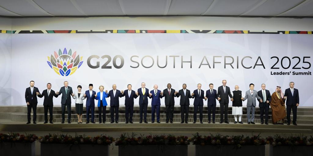 Les dirigeants posent pour une photo de groupe alors qu'ils assistent à la première réunion du 20e Sommet du G20, axé sur une croissance économique inclusive et durable, à Johannesburg, en Afrique du Sud, le 22 novembre 2025. Le Premier ministre chinois Li Qiang s'est adressé à la réunion de samedi. (Xinhua/Huang Jingwen)