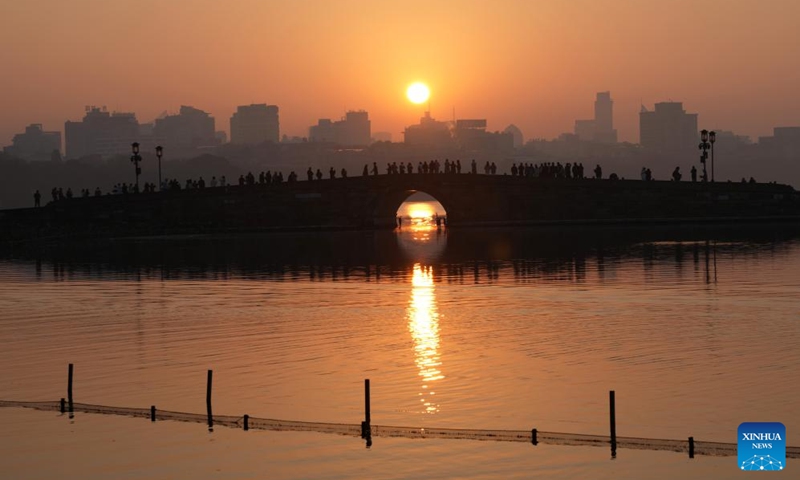 Tourists enjoy the scenery at sunrise at the West Lake scenic area in Hangzhou, east China's Zhejiang Province, Nov. 23, 2025.

The weather in Hangzhou has been fine in recent days. Many tourists get up early in the morning to visit West Lake and enjoy the beautiful winter scenery here. Photo: Xinhua
