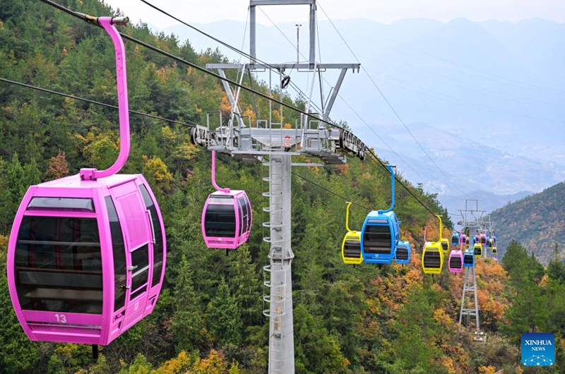 Tourists take cable cars at a scenic spot near the Wuxia Gorge, one of the Three Gorges on the Yangtze River, in Wushan, southwest China's Chongqing, Nov. 23, 2025. (Xinhua/Wang Quanchao)