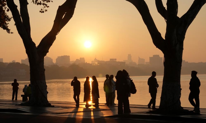 Tourists enjoy the scenery at sunrise at the West Lake scenic area in Hangzhou, east China's Zhejiang Province, Nov. 23, 2025.

The weather in Hangzhou has been fine in recent days. Many tourists get up early in the morning to visit West Lake and enjoy the beautiful winter scenery here. Photo: Xinhua
