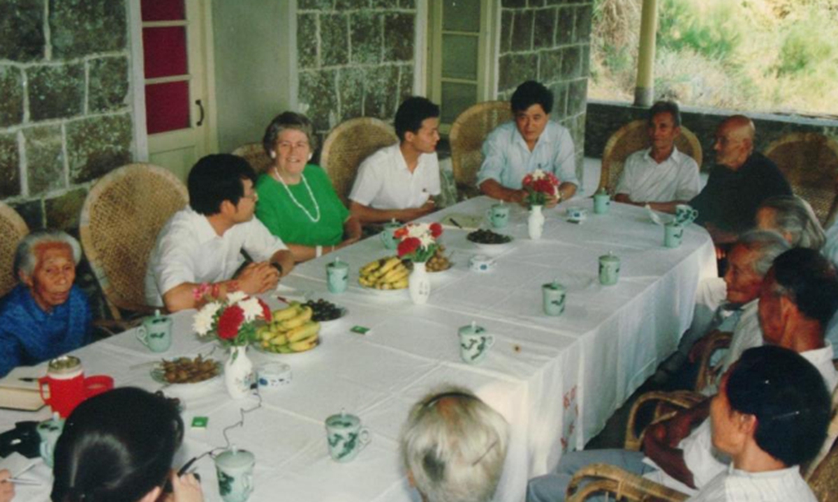 Mrs Gardner chats with Kuliang villagers about interesting anecdotes from the early years. Photo: Courtesy of People's Daily Digital Communication Co., Ltd.