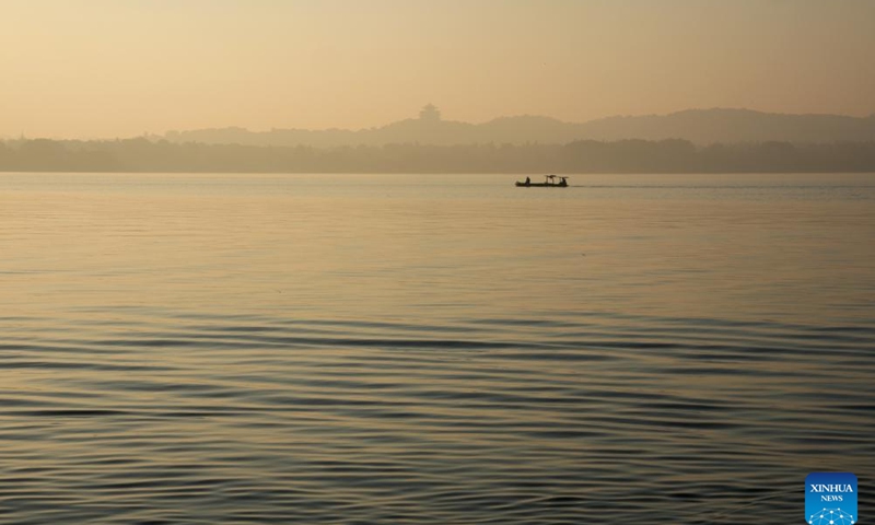 Tourists enjoy the scenery by boat at the West Lake scenic area in Hangzhou, east China's Zhejiang Province, Nov. 23, 2025.

The weather in Hangzhou has been fine in recent days. Many tourists get up early in the morning to visit West Lake and enjoy the beautiful winter scenery here. Photo: Xinhua
