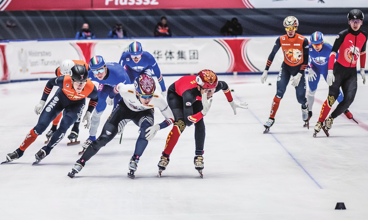 The Chinese short track speed skating team competes in the men's 5,000 meters relay during the ISU Short Track World Tour 3 at the Halla Olivia on November 23, 2025 in Gdansk, Poland. Photo: VCG