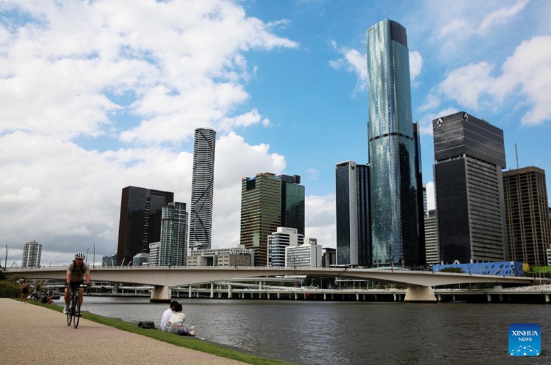 People enjoy leisure time at the south bank of Brisbane River in Brisbane, Queensland, Australia, Nov. 21, 2025. (Xinhua/Ma Ping)