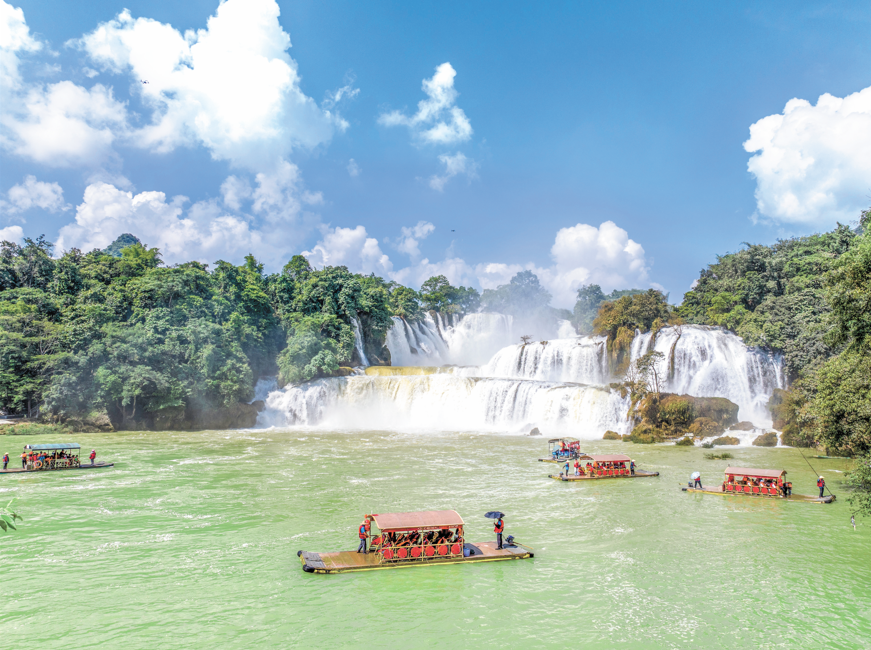 Tourists take bamboo rafts to visit the Detian Waterfall in Chongzuo, Southwest China's Guangxi Zhuang Autonomous Region, on October 18, 2025. Photo: VCG