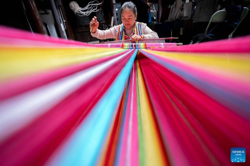 A staff member demonstrates the skills of making Dulong blanket during a promotion week for intangible cultural heritage brands in Dali, southwest China's Yunnan Province, Nov. 23, 2025. More than 120 brands of intangible cultural heritage took part in the brand promotion week which opened here on Sunday. Photo: Xinhua