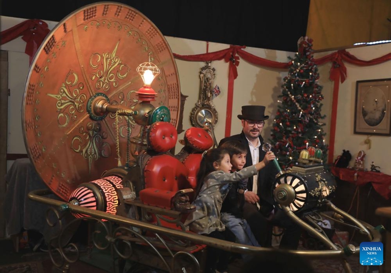 People play with a time machine installation during the Great Dickens Christmas Fair in San Francisco, the United States, Nov. 22, 2025.

The Great Dickens Christmas Fair, which was first held in 1970, opened here on Saturday. Featuring an immersive adventure into Victorian era, the fair transports visitors in a world created by British novelist Charles Dickens in a festive mood. Photo: Xinhua