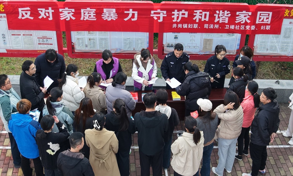 The Women's Federation, judicial offices and other relevant departments in Hefei, East China's Anhui Province, carry out legal knowledge promotion activities in a local community to help the public strengthen their legal awareness of domestic violence on November 24, 2025. Photo: VCG