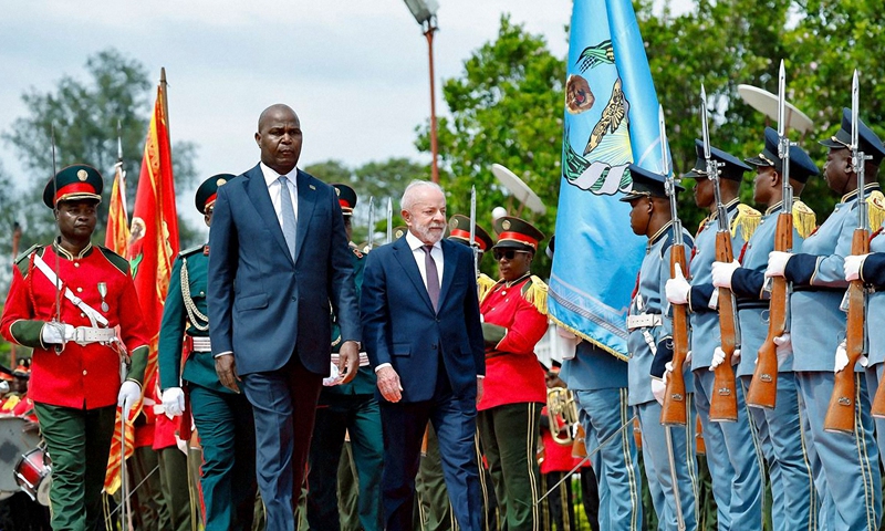Mozambique's President Daniel Chapo and Brazil's President Luiz Inacio Lula da Silva review a guard of honor in Maputo on November 24, 2025. Photo: CFP