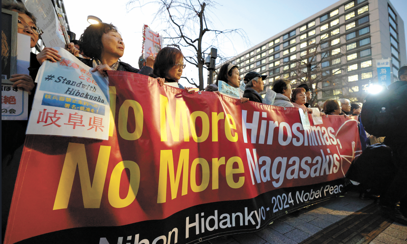 Following Japanese Prime Minister Sanae Takaichi's criticism of the traditional policy against nuclear weapons, some Japanese political groups and labor unions hold a protest in front of the National Diet in Tokyo, Japan, on November 21, 2025. Photo: VCG