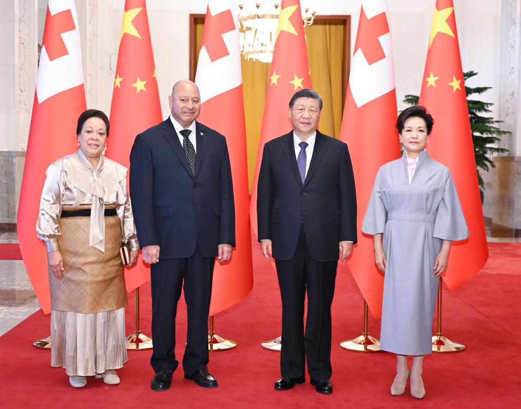 Chinese President Xi Jinping and his wife Peng Liyuan pose for a group photo with King Tupou VI of the Kingdom of Tonga and his wife Queen Nanasipau'u in Beijing, capital of China, Nov. 25, 2025. Xi met with King Tupou VI of the Kingdom of Tonga, who is on a state visit to China, at the Great Hall of the People in Beijing on Tuesday. (Xinhua/Yan Yan)