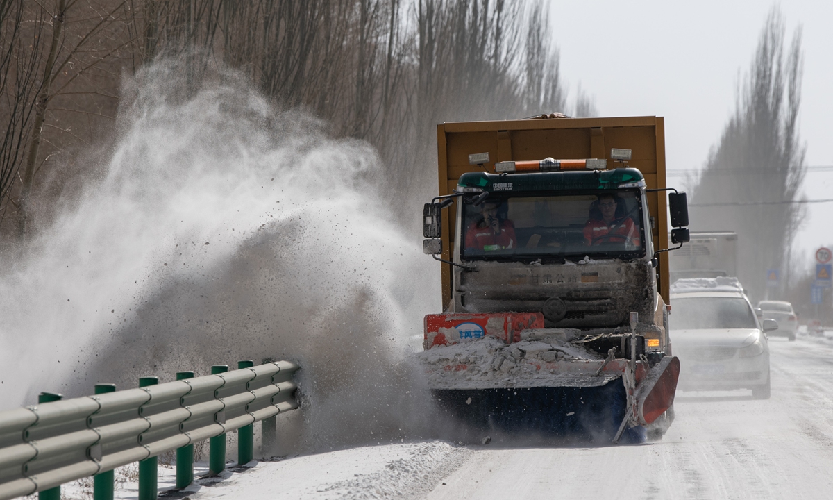 Staff from the highway maintenance department of Minle county, Zhangye city, Northwest China's Gansu Province, remove snow from a road to ensure public safety on November 26, 2025. Earlier that day, Zhangye city saw widespread snowfall. Photo: VCG