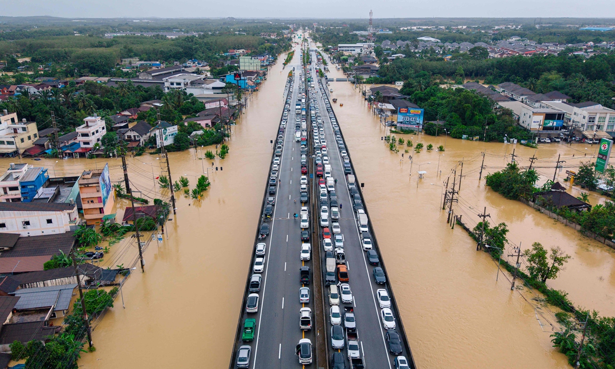 Dozens of vehicles are stranded on an elevated road to keep them out of flood waters in Hat Yai in Thailand's southern Songkhla Province, on November 25, 2025, as severe flooding affected thousands of people in the country's south following days of heavy rain. Photo: VCG