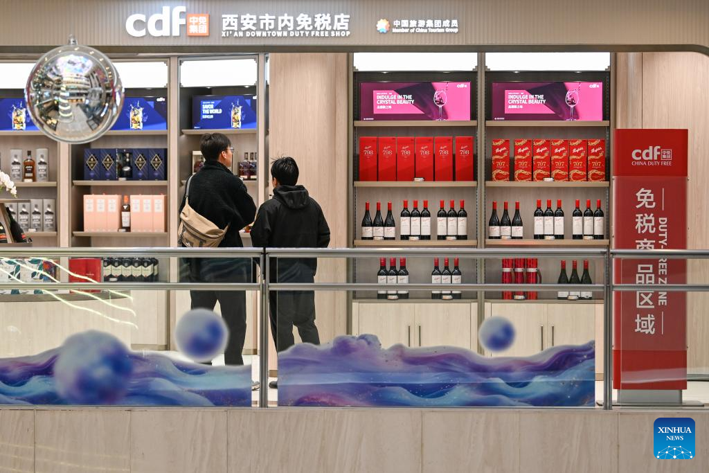 Customers select products at Xi'an Downtown Duty Free Shop in Xi'an, northwest China's Shaanxi Province, Nov. 26, 2025. The first downtown duty-free shop in China's northwest region opened in Xi'an on Wednesday. Holders of valid entry and/or exit documents who have purchased outbound flight or cruise tickets due in 60 days are eligible for duty-free discounts on their purchase at the shop. (Xinhua/Zou Jingyi)