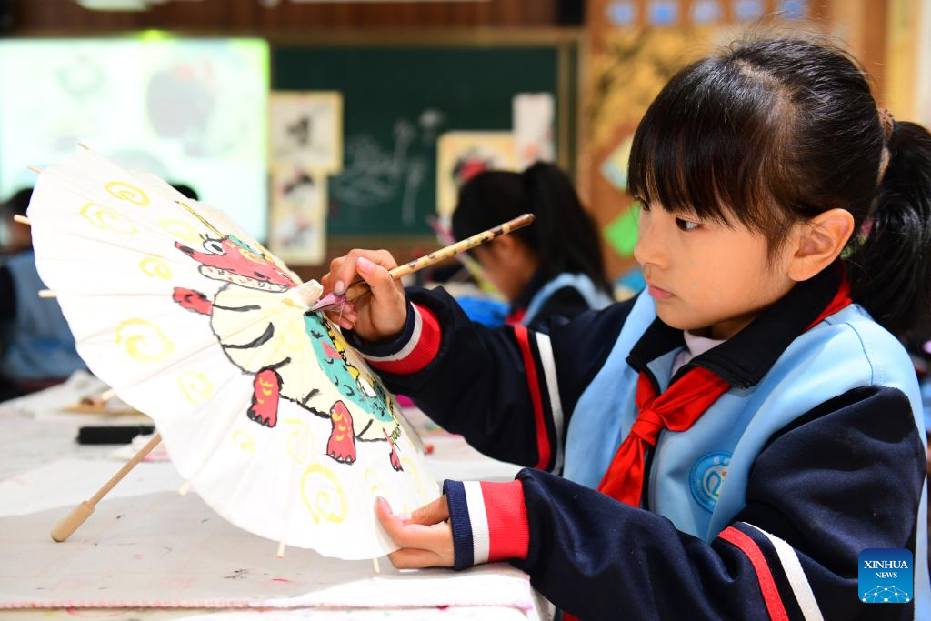 A student paints at a primary school in Shizhong District of Jinan City, east China's Shandong Province, Nov. 25, 2025. In recent years, authorities in Shizhong District of Jinan City have been encouraging local schools to enhance aesthetic education by exposing their students to diverse arts-related extracurricular programs. (Xinhua/Guo Xulei)