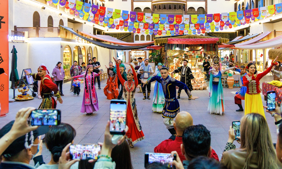 Tourists watch a dance performance at the Xinjiang International Grand Bazaar in Urumqi, Northwest China's Xinjiang Uygur Autonomous Region on September 23, 2025. Photo: VCG