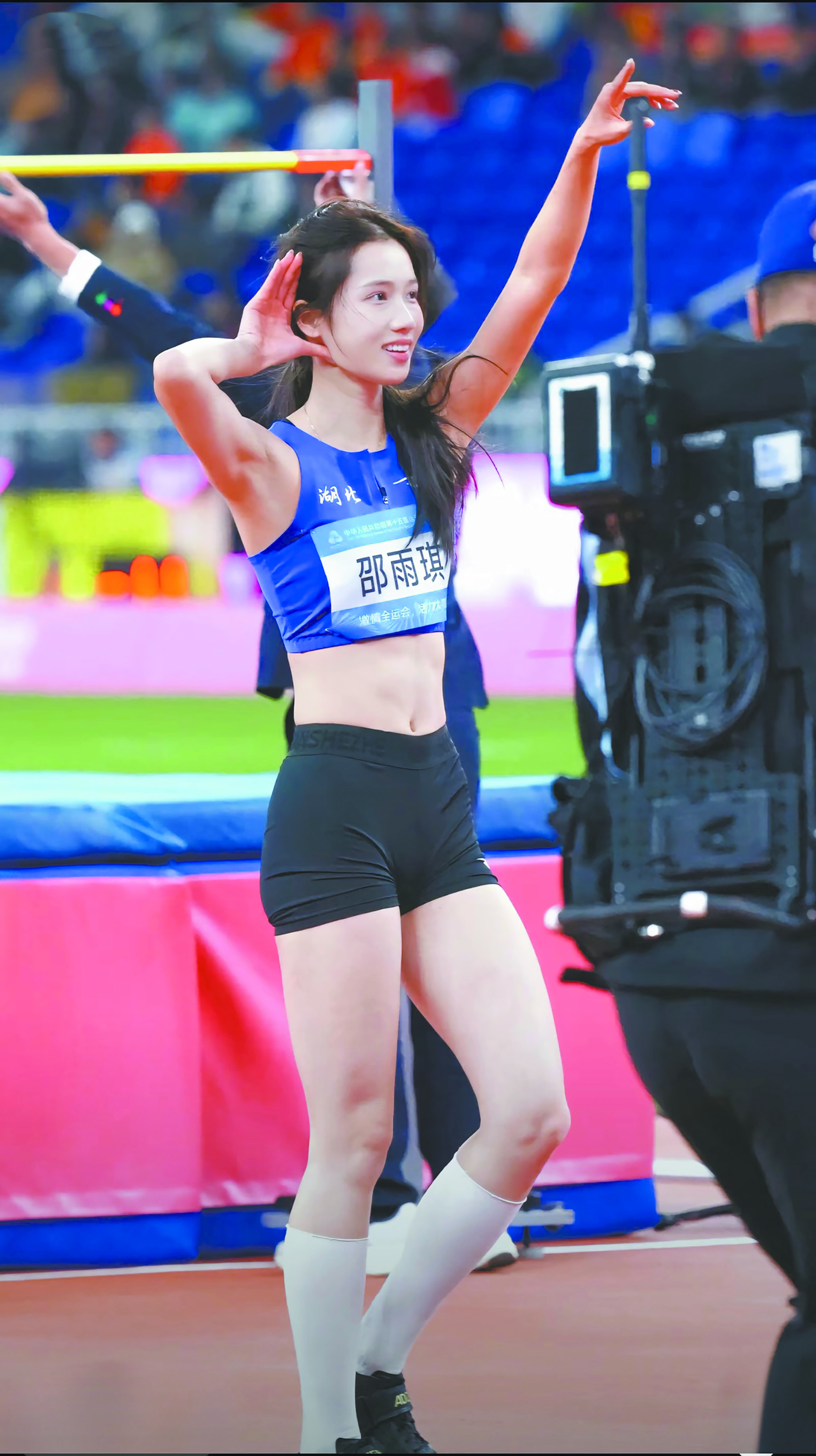 Shao Yuqi cups her right hand to her ear to listen to the cheers and applause at the Guangdong Olympic Sports Center during China's 15th National Games in Guangzhou, South China's Guangdong Province, on November 19, 2025. Photo: Courtesy of Shao Yuqi