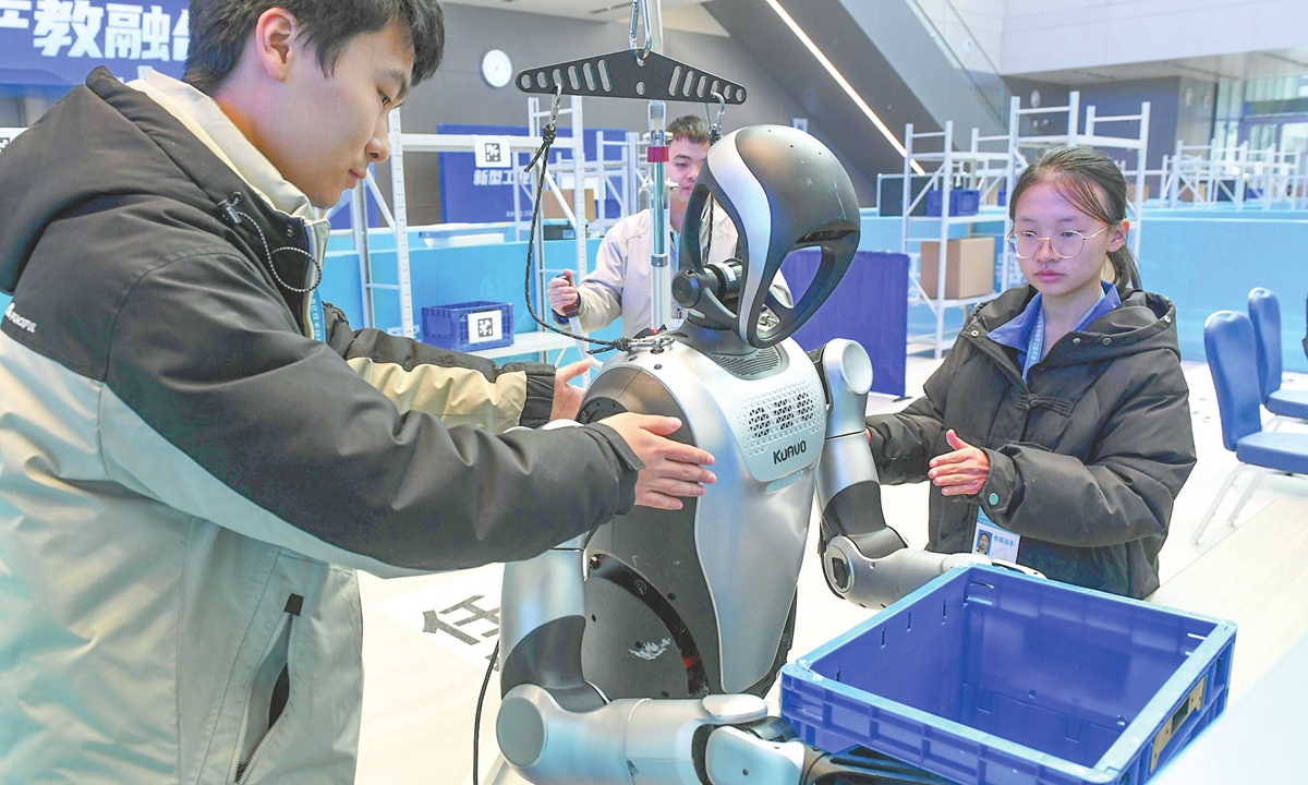A humanoid robot grasps and places items during the 3rd National Industrial and Information Technology Skills Competition Finals held in Southwest China's Chongqing city on November 27, 2025. More than 800 contestants from across the country are competing in key areas such as internet-connected new-energy vehicles, intelligent industrial robots, industrial big data, and digital transformation of the manufacturing industry, the China News Service reported. Photo: VCG