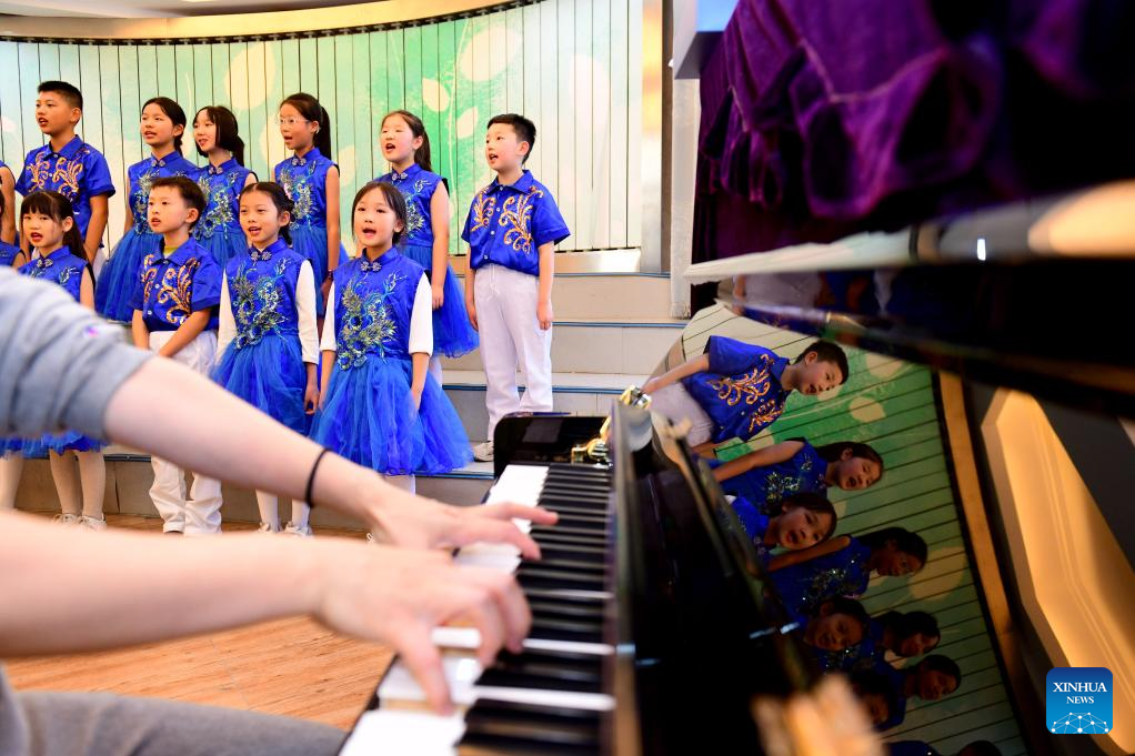 Chorus members rehearse at a primary school in Shizhong District of Jinan City, east China's Shandong Province, Nov. 26, 2025. In recent years, authorities in Shizhong District of Jinan City have been encouraging local schools to enhance aesthetic education by exposing their students to diverse arts-related extracurricular programs. (Xinhua/Guo Xulei)