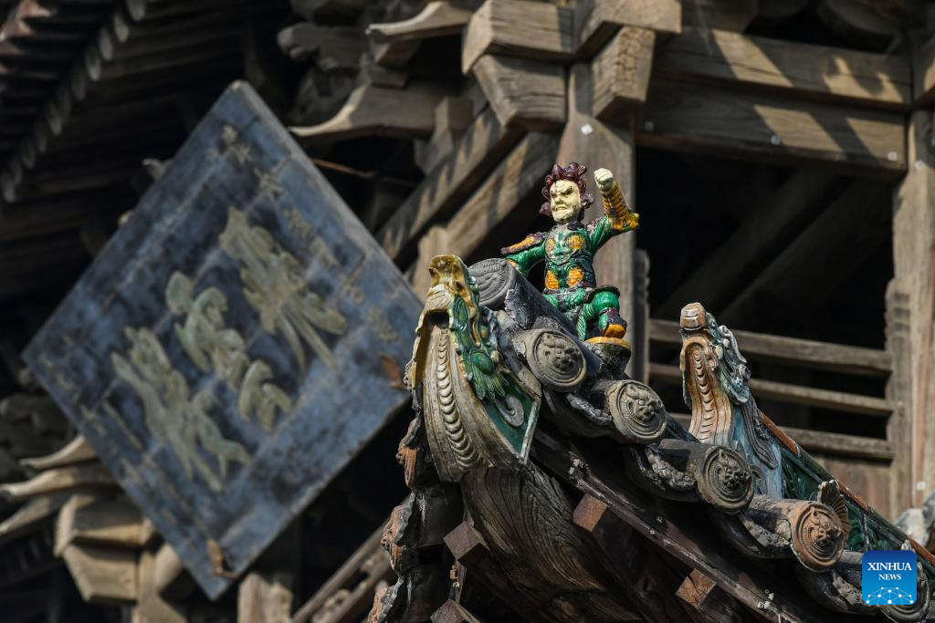 This photo taken on Nov. 12, 2025 shows decorative parts on the rooftop of an ancient building at Dongyue Temple in Wanrong County of north China's Shanxi Province. Auspicious creatures are often seen on the rooftops of ancient architecture in north China's Shanxi Province. Those creatures, originally used for water-proofing, moisture-proofing and ridge protection, have evolved through the times and formed the shapes of dragon, phoenix and lion, conveying people's wishes of warding off evil and fire, and also bringing fortune. Gradually, they became the symbols of power judged by the number, quality and colors in ancient times. (Xinhua/Cao Yang)