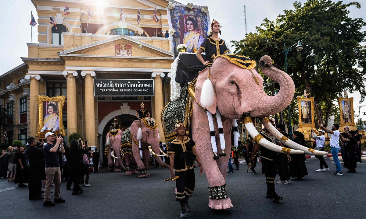 Mahouts ride on painted elephants as they march during a procession near the Territorial Defence Command to pay their respects to Thailand's former queen Sirikit - who passed away on October 26 - in Bangkok, Thailand on November 27, 2025. Photo: VCG