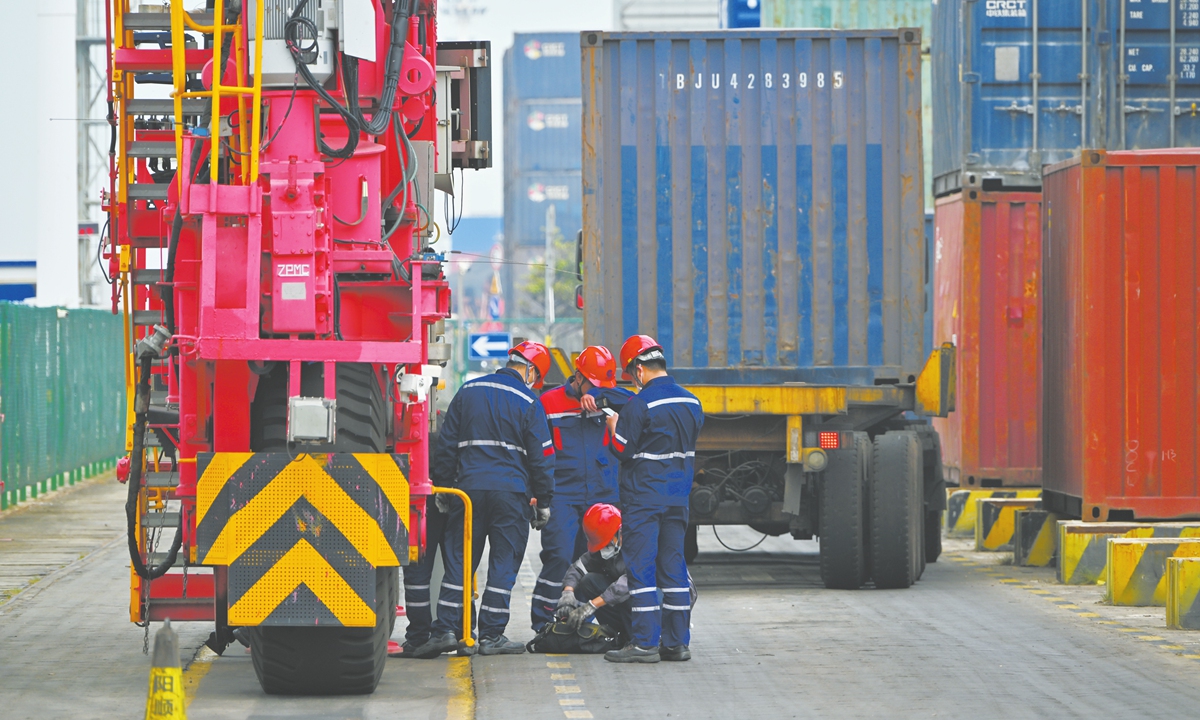 Workers set up equipment at the Tieshan Port Public Wharf on November 18, 2025. Photo: Tao Mingyang/GT