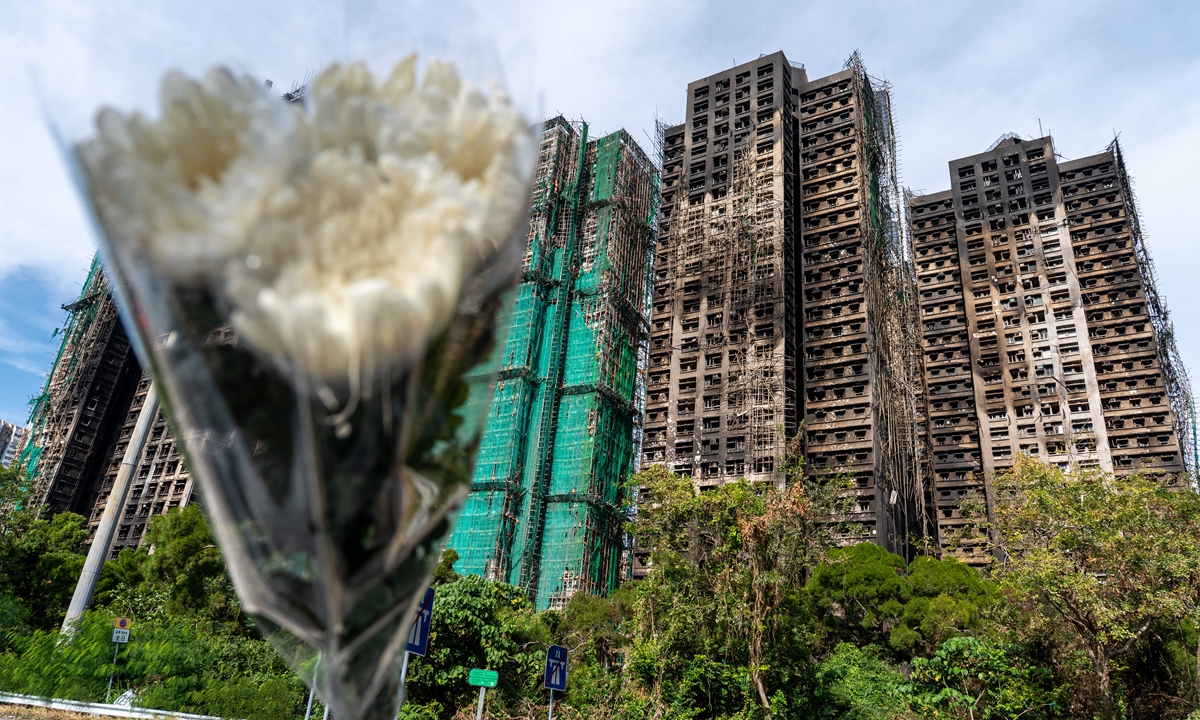 People lay  flowers to mourn the victims of the fire incident on November 28. 2025. Photo: IC