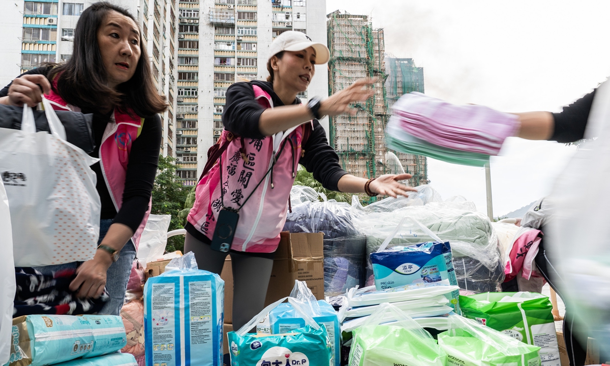Volunteers provide assistance and donate supplies to those in need near the fire site on November 27, 2025. Photo: IC