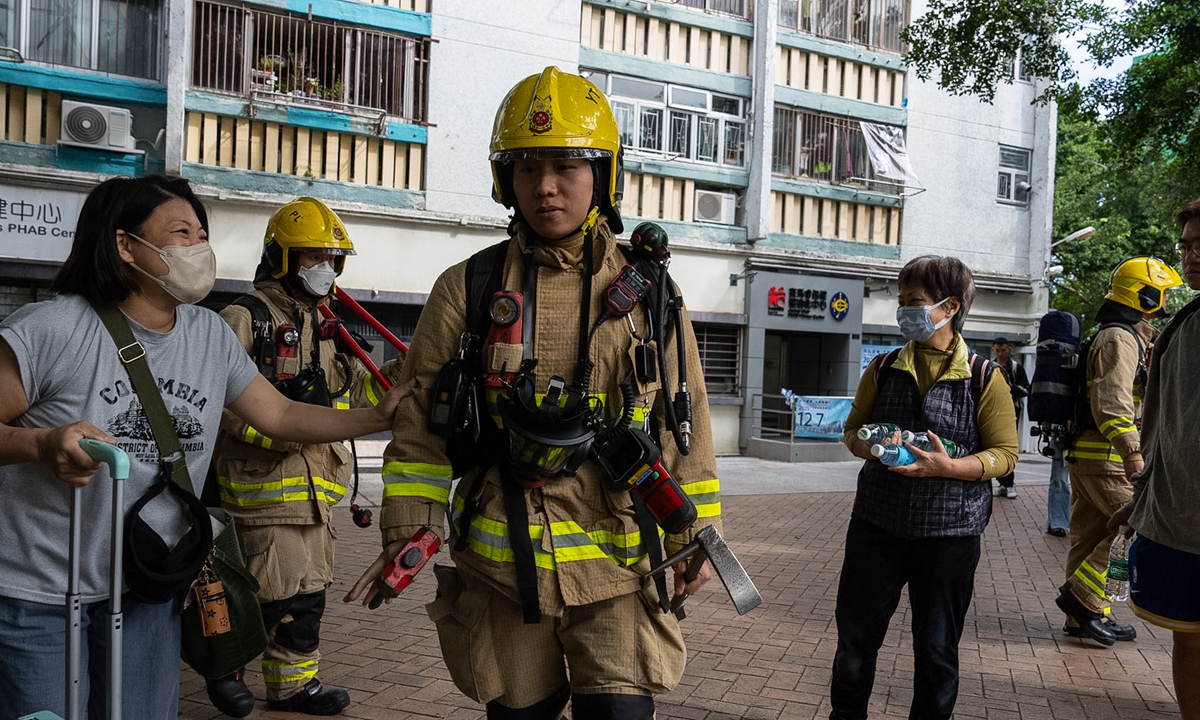Residents cheer up the firefighters near the scene of a fire in the Tai Po district of Hong Kong's New Territories on November 27 2025. Photo: VCG