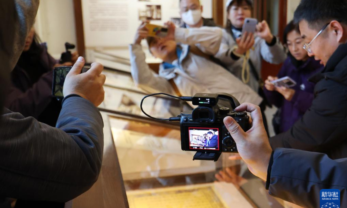 Des journalistes photographient l'« Édit de la dynastie Ming au roi de Ryukyu » au musée Lushun de Dalian, dans la province du Liaoning (nord-est de la Chine), le 28 novembre 2025. Photo : Agence de presse Xinhua
