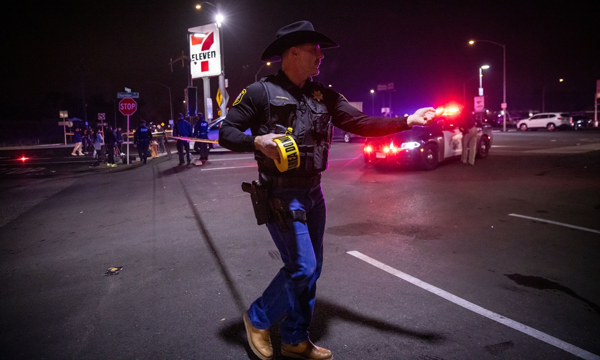 First responders close off a parking lot near the scene of a mass shooting during a children's party, which left at least four dead and 10 wounded on November 29, 2025, in Stockton, California, US. Photo: VCG