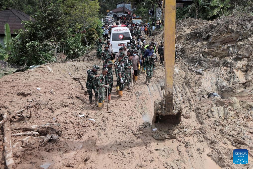Rescuers search for victims after floods and landslides hit North Tapanuli Regency, North Sumatra, Indonesia, Nov. 29, 2025. A total of 303 people died and 279 remain missing after flash floods and landslides struck three provinces in Indonesia's Sumatra region, the country's National Disaster Management Agency (BNPB) said on Saturday. (Photo by Gatha Ginting/Xinhua)