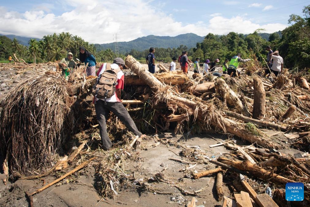 Villagers and rescuers search for victims after floods and landslides hit Padang Pariaman Regency, West Sumatra, Indonesia, Nov. 29, 2025. A total of 303 people died and 279 remain missing after flash floods and landslides struck three provinces in Indonesia's Sumatra region, the country's National Disaster Management Agency (BNPB) said on Saturday. (Photo by Andri Mardiansyah/Xinhua)