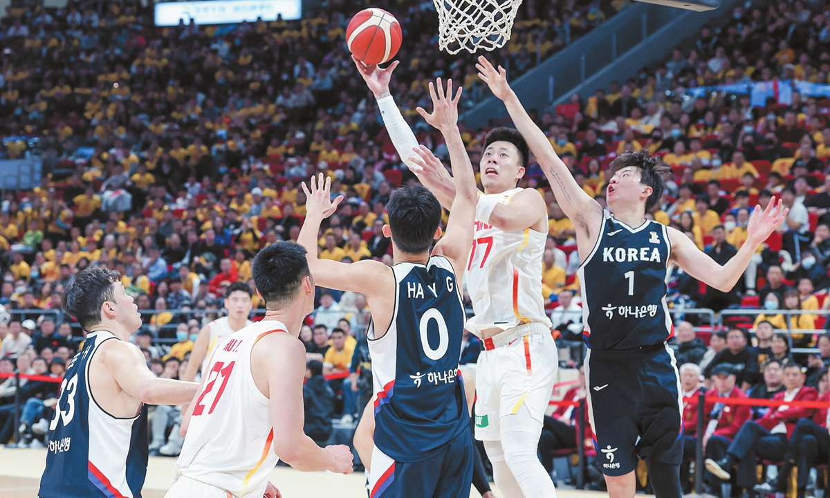 Zhang Zhenlin (No.77) goes for a layup during the World Cup qualifying match against South Korea, on November 28, 2025. Photos on this page: VCG 
