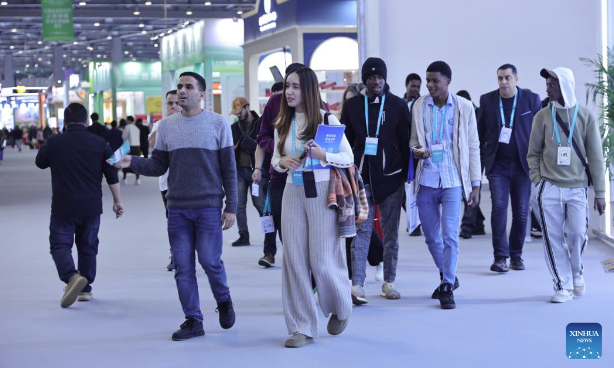 Foreign traders visit the 2025 World Green Development Investment and Trade Expo & China Green Food Expo in Nanchang, east China's Jiangxi Province, Nov. 28, 2025. (Xinhua)