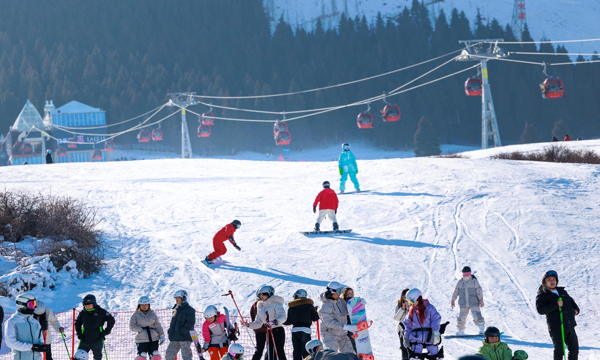 'Snow holidays' at Chinese schools heat up tourism, boost economy