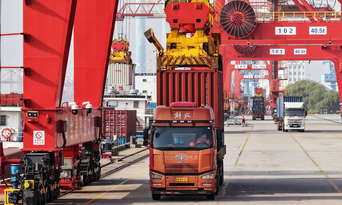 A container truck picks up cargo at the Yangzhou Port in Yangzhou, East China's Jiangsu Province on December 1, 2025. According to statistics from the Ministry of Transport, in the first 10 months of 2025, Chinese ports handled 15.13 billion tons of cargo, a year-on-year increase of 4.3 percent, with foreign trade throughput increasing by 3.7 percent year-on-year. Photo: VCG