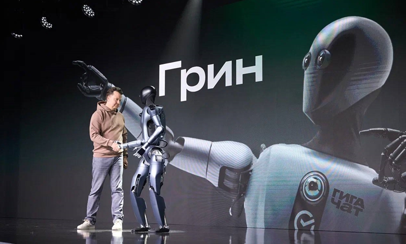 Senior Vice President of Sber Andrey Belevtsev with the first Sber's anthropomorphic robot Green