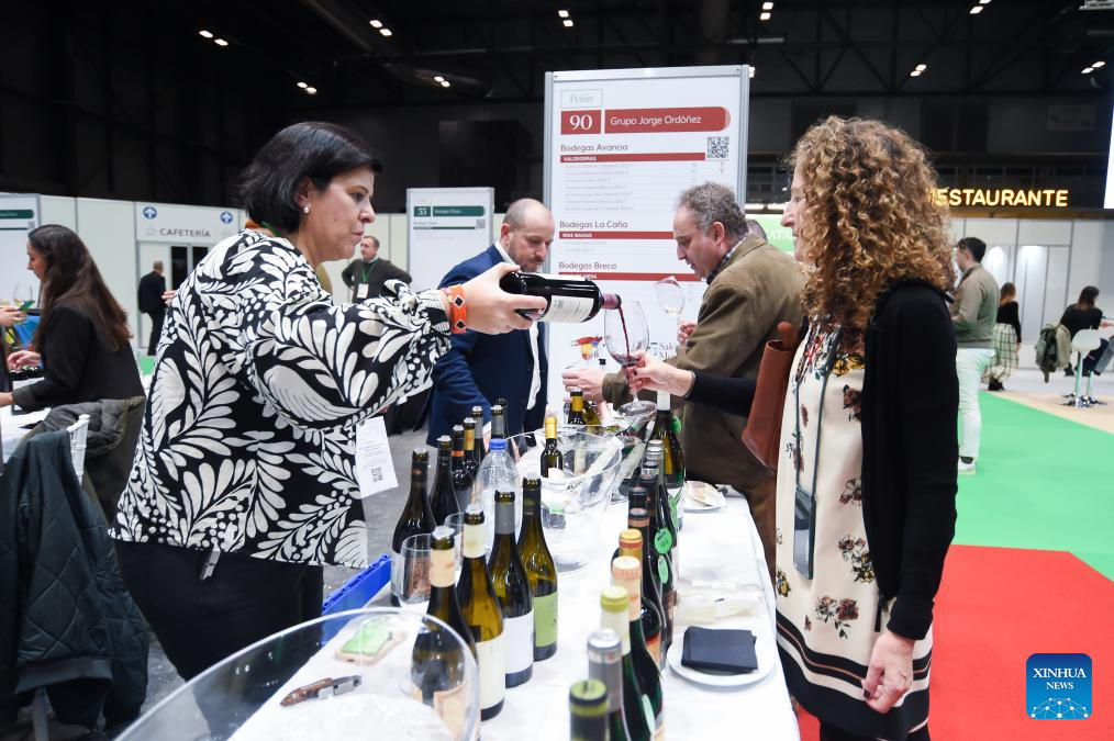 Visitors taste wines during the 25th Salon of the Best Wines of Spain, in Madrid, Spain, on Dec. 1, 2025. Exhibitors brought more than 1,600 kinds of wines for visitors to taste at the event. (Photo by Gustavo Valiente/Xinhua)