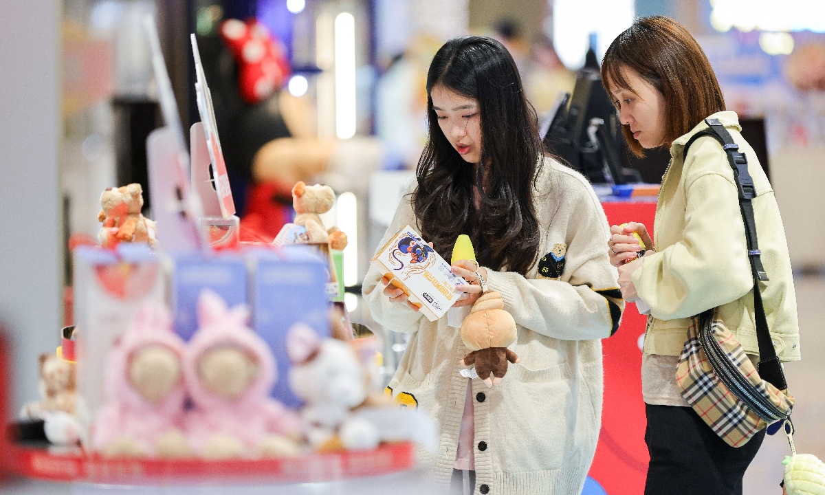 Customers select pet supplies at a duty-free shopping mall in Haikou, South China's Hainan Province on December 2, 2025. In the first month since the implementation of the expanded offshore duty-free policy, duty-free sales in Haikou amounted to 2.38 billion yuan ($337 million), a year-on-year increase of 27.1 percent, with 1.905 million items purchased, data released by Haikou Customs showed. Photo: VCG