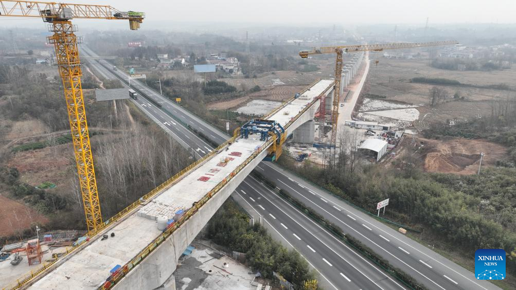 This aerial drone photo taken on Dec. 2, 2025 shows the construction site of a bridge of the Hefei-Wuhan high-speed railway over the Shanghai-Chengdu expressway in Jinzhai County of Lu'an City, east China's Anhui Province. The 1,940.57-meter bridge achieved its closure on Tuesday.

The railway line is part of China's high-speed rail network that centers around eight main vertical lines linking the north and south and eight horizontal lines connecting the east and west. With a designed speed of 350 km per hour, it will further improve the railway layout of the Yangtze River Economic Belt. (Xinhua/Zhou Mu)