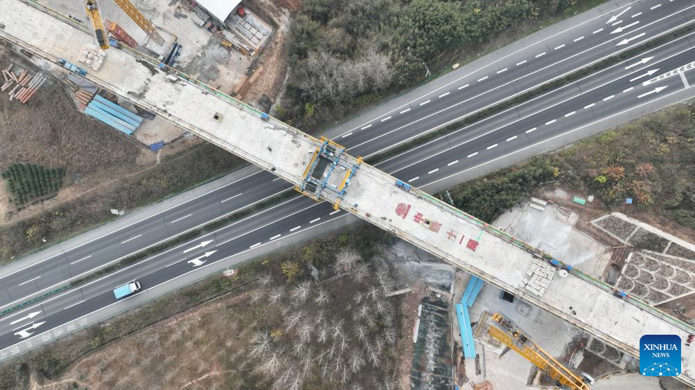 This aerial drone photo taken on Dec. 2, 2025 shows the construction site of a bridge of the Hefei-Wuhan high-speed railway over the Shanghai-Chengdu expressway in Jinzhai County of Lu'an City, east China's Anhui Province. The 1,940.57-meter bridge achieved its closure on Tuesday.

The railway line is part of China's high-speed rail network that centers around eight main vertical lines linking the north and south and eight horizontal lines connecting the east and west. With a designed speed of 350 km per hour, it will further improve the railway layout of the Yangtze River Economic Belt. (Xinhua/Zhou Mu)
