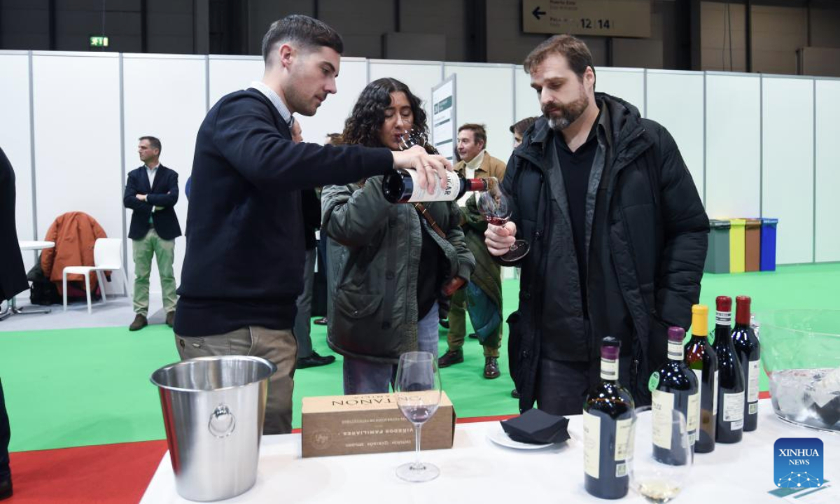 Visitors taste wines during the 25th Salon of the Best Wines of Spain, in Madrid, Spain, on Dec. 1, 2025. Exhibitors brought more than 1,600 kinds of wines for visitors to taste at the event. (Photo by Gustavo Valiente/Xinhua)