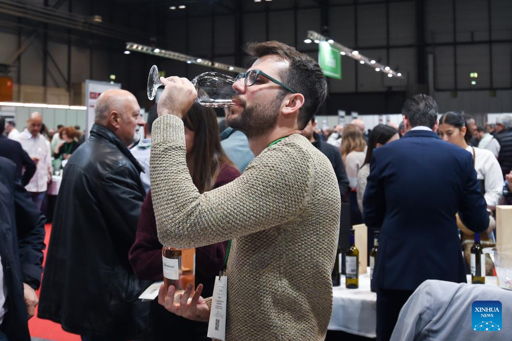 A visitor tastes wines during the 25th Salon of the Best Wines of Spain, in Madrid, Spain, on Dec. 1, 2025. Exhibitors brought more than 1,600 kinds of wines for visitors to taste at the event. (Photo by Gustavo Valiente/Xinhua)