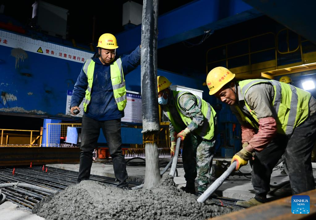 People work at the construction site of a bridge of the Hefei-Wuhan high-speed railway over the Shanghai-Chengdu expressway in Jinzhai County of Lu'an City, east China's Anhui Province, Dec. 2, 2025. The 1,940.57-meter bridge achieved its closure on Tuesday.

The railway line is part of China's high-speed rail network that centers around eight main vertical lines linking the north and south and eight horizontal lines connecting the east and west. With a designed speed of 350 km per hour, it will further improve the railway layout of the Yangtze River Economic Belt. (Xinhua/Zhou Mu)