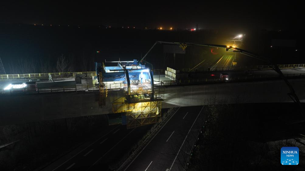 This aerial drone photo taken on Dec. 2, 2025 shows the construction site of a bridge of the Hefei-Wuhan high-speed railway over the Shanghai-Chengdu expressway in Jinzhai County of Lu'an City, east China's Anhui Province. The 1,940.57-meter bridge achieved its closure on Tuesday.

The railway line is part of China's high-speed rail network that centers around eight main vertical lines linking the north and south and eight horizontal lines connecting the east and west. With a designed speed of 350 km per hour, it will further improve the railway layout of the Yangtze River Economic Belt. (Xinhua/Zhou Mu)