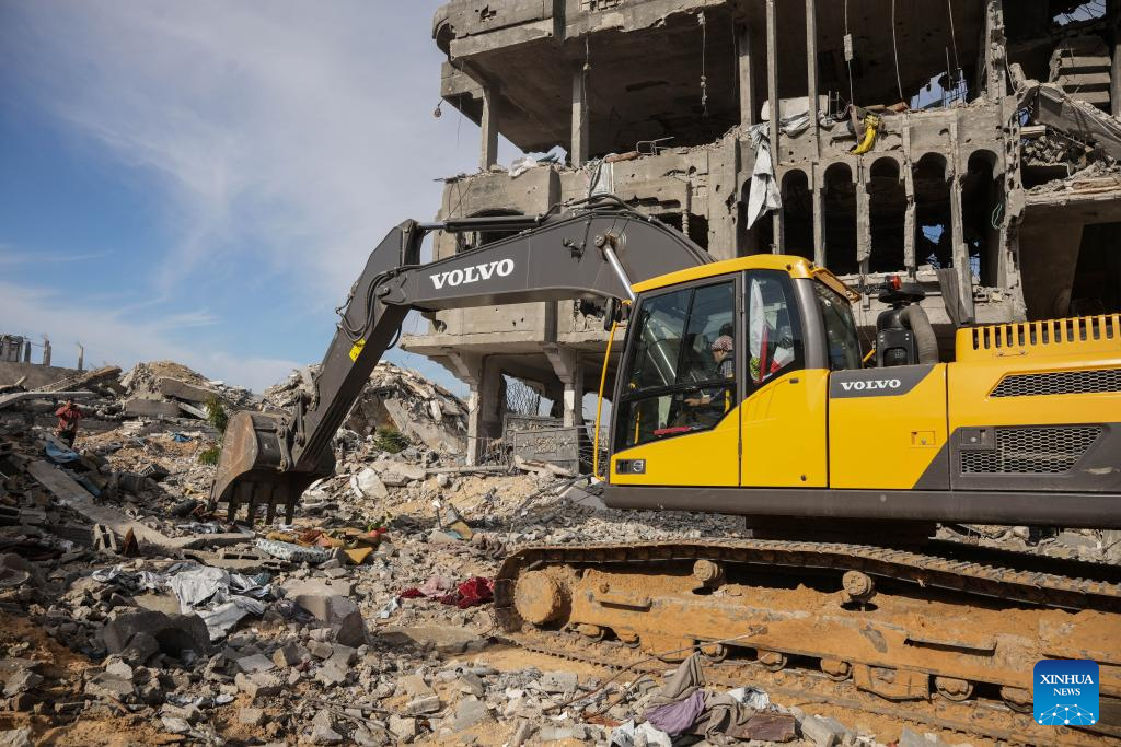 A man operating heavy machinery searches for the remains of an Israeli detainee in the Jabalia area of northern Gaza Strip, on Dec. 3, 2025. (Photo by Rizek Abdeljawad/Xinhua)