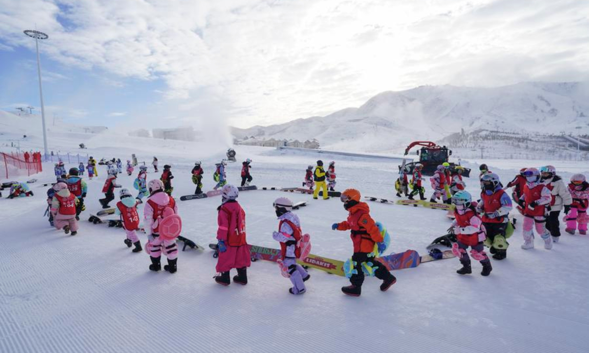 Students do warm-up exercises at Jiangjunshan International Ski Resort in Altay, northwest China's Xinjiang Uygur Autonomous Region, Dec. 1, 2025. (Xinhua/Aman)