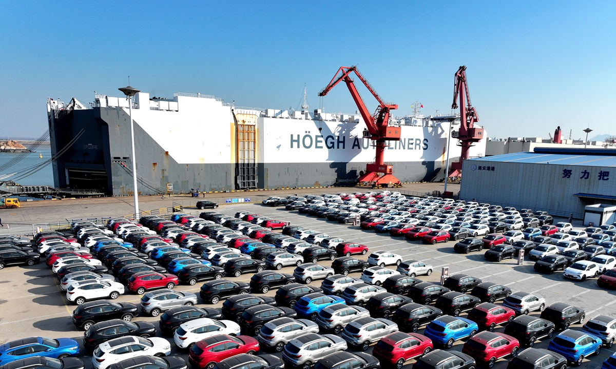 A ro-ro ship berths at the terminal of Dongfang Port Branch of Lianyungang Port in East China's Jiangsu Province to load cars for export on December 4, 2025. Since the beginning of this year, Lianyungang Port has streamlined the full delivery process, helping cars 