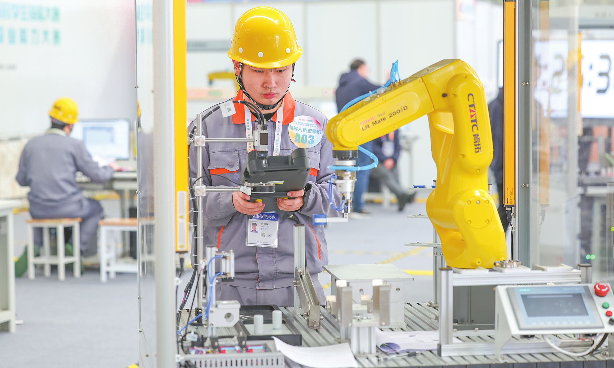 Contestants participate in a robot system integration project competition at the Third Student Skills Competition of Technical Colleges in Xiangyang, Central China's Hubei Province on December 4, 2025. More than 700 teachers and students from 17 cities across the province competed during the event, which covered 18 key areas and 10 competition events. Photo: VCG